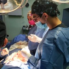 El Dr. Matheus Flores operando junto a su equipo en quirófano